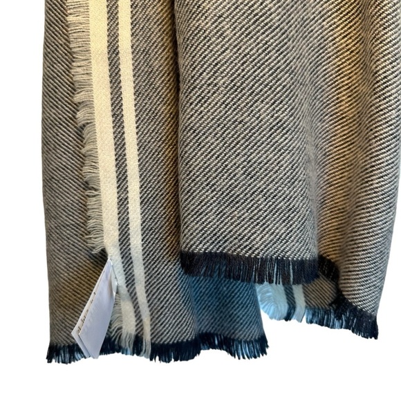 Gap blue and cream new without tag scarf. - Picture 5 of 12
